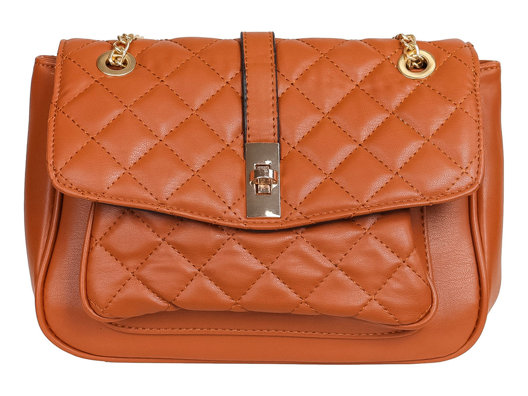 Bolso de hombro color marrón con diseño acolchado en rombos, cierre frontal metálico y correa de cadena dorada.