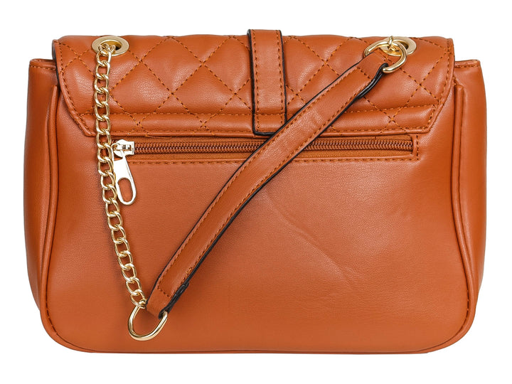 Bolso de hombro color marrón con diseño acolchado en rombos, cierre frontal metálico y correa de cadena dorada.
