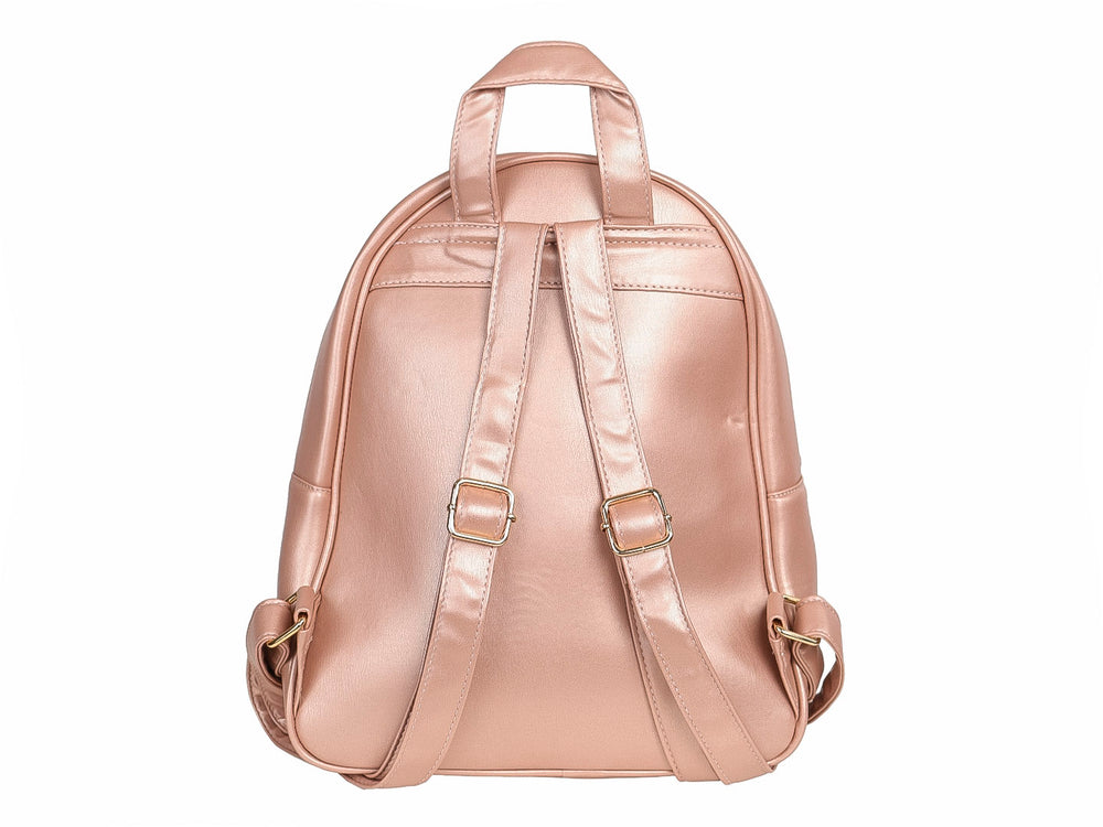 Mochila color rose gold con diseño acolchado y cierres frontales.
