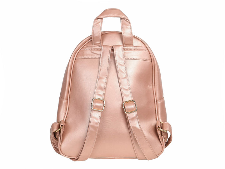 Mochila color rose gold con diseño acolchado y cierres frontales.