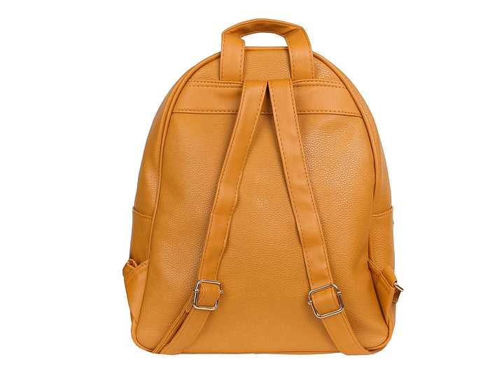 Mochila color mostaza de piel sintética con detalles de costuras en V y cierres metálicos.