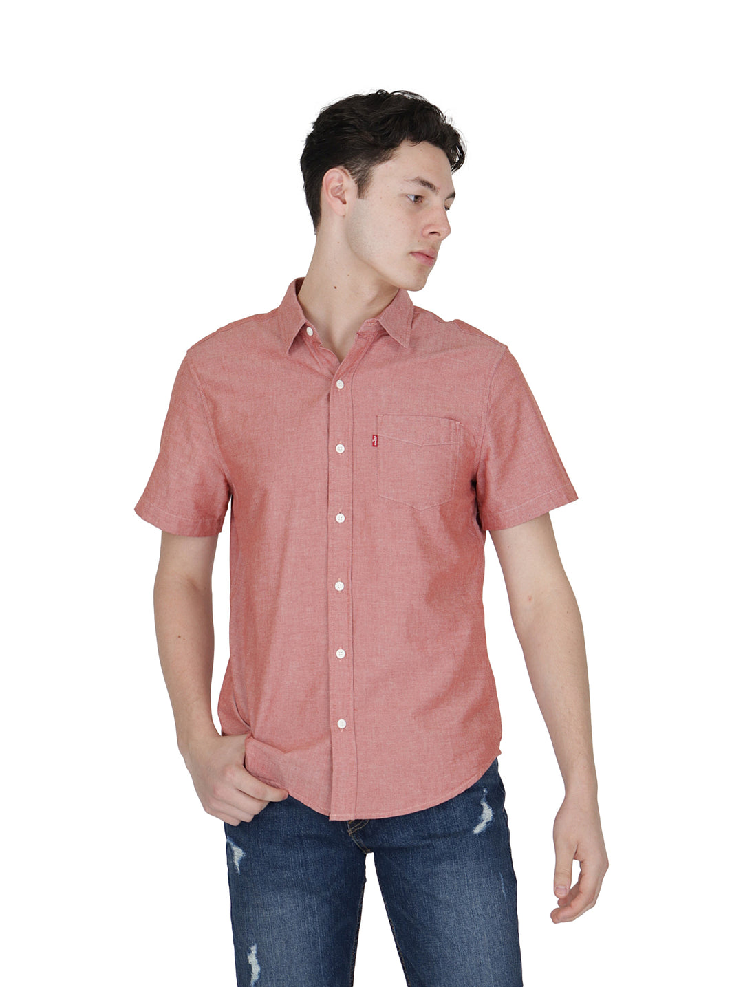 Hombre vistiendo una camisa Levi's de manga corta en color Rooibos Tea con botones frontales y un bolsillo superior.