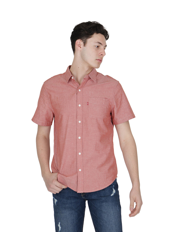 Hombre vistiendo una camisa Levi&