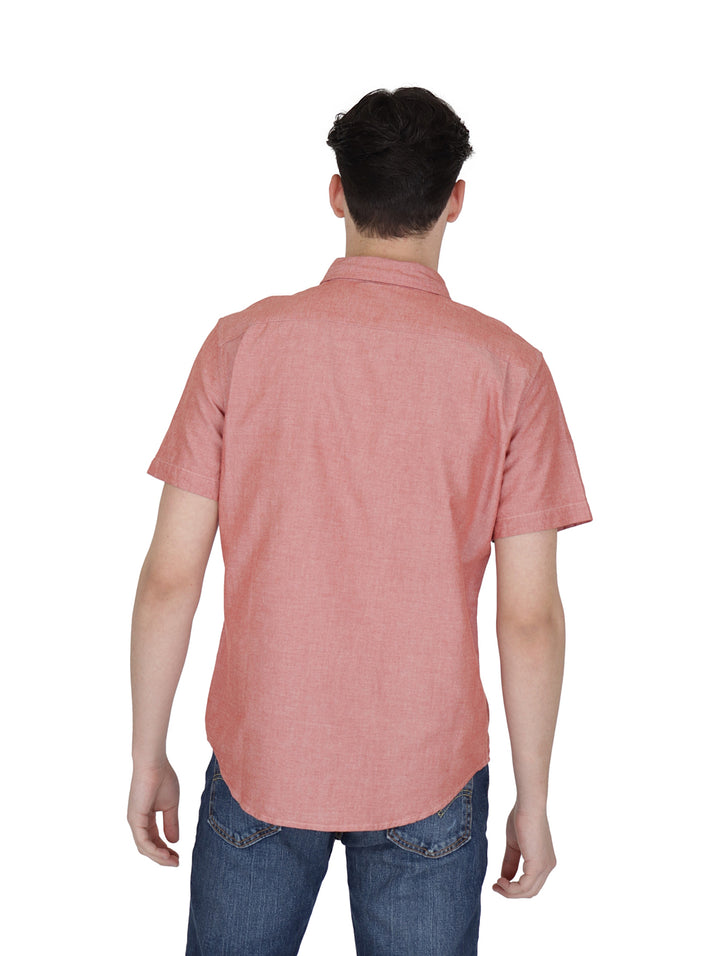 Hombre vistiendo una camisa Levi&