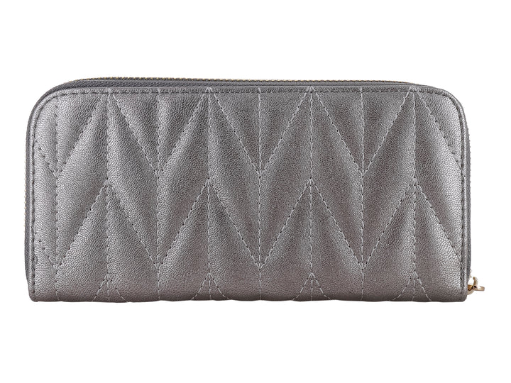 Cartera FELIANNA color plata con diseño acolchado y cierre dorado.