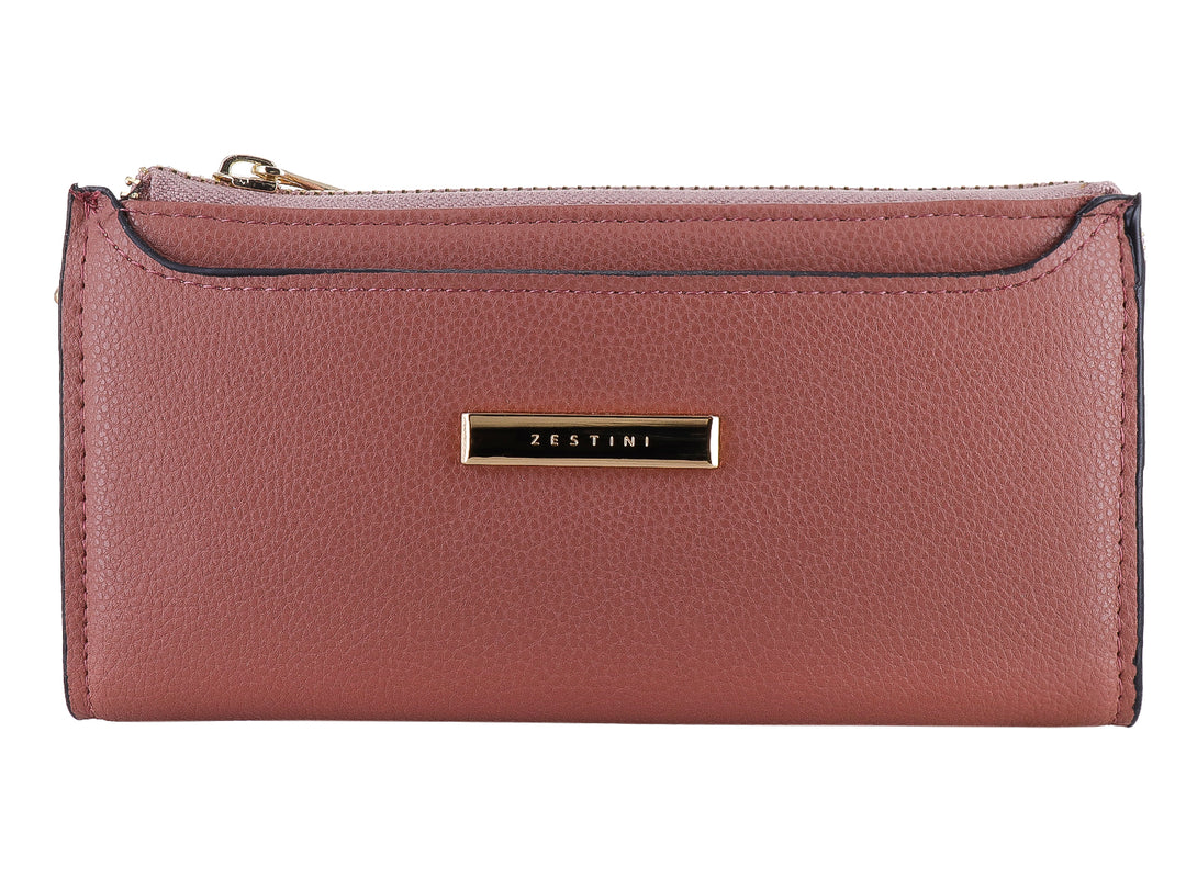 Cartera Felianna de color marrón con textura rugosa, cierre superior y placa metálica dorada central.