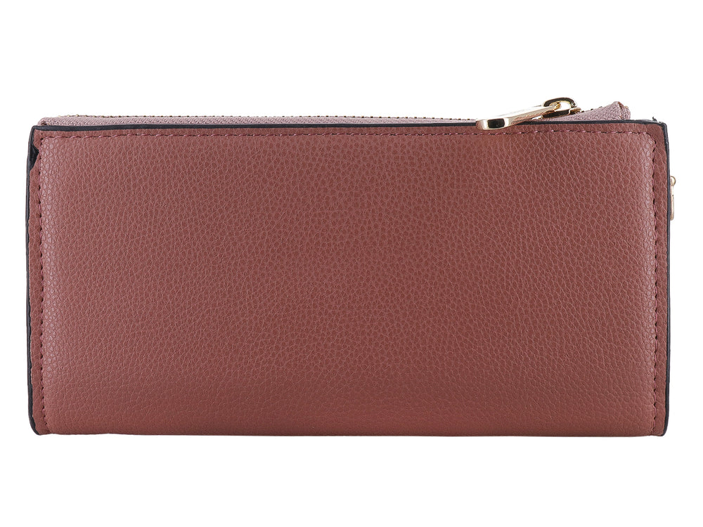 Cartera Felianna de color marrón con textura rugosa, cierre superior y placa metálica dorada central.