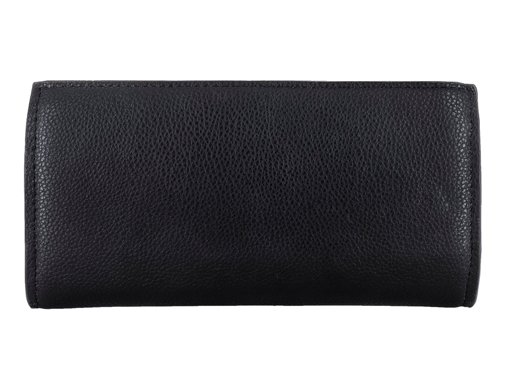 Bolso estilo cartera color negro con textura rugosa y detalle metálico dorado en el centro.
