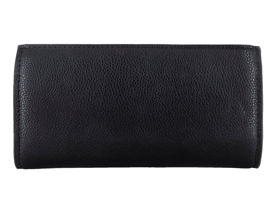 Bolso estilo cartera color negro con textura rugosa y detalle metálico dorado en el centro.
