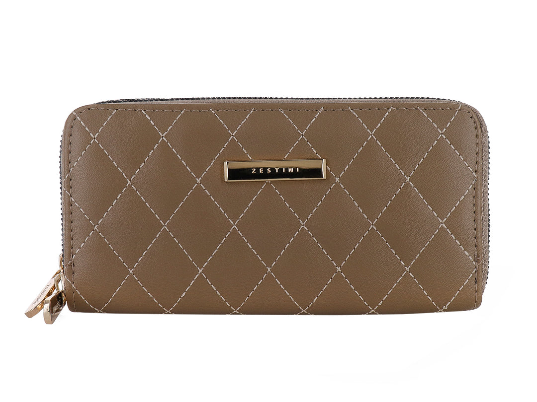 Cartera color taupe con diseño acolchado en forma de diamantes y cierre dorado.