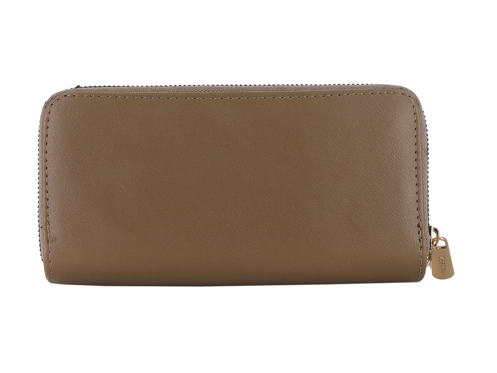 Cartera color taupe con diseño acolchado en forma de diamantes y cierre dorado.