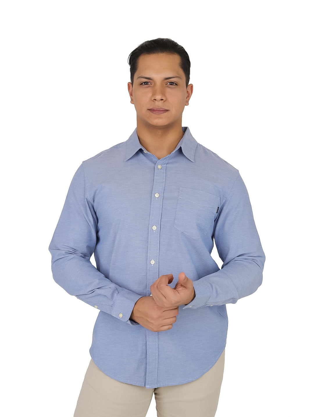 Hombre vistiendo una camisa Oxford de color azul claro con botones y manga larga.