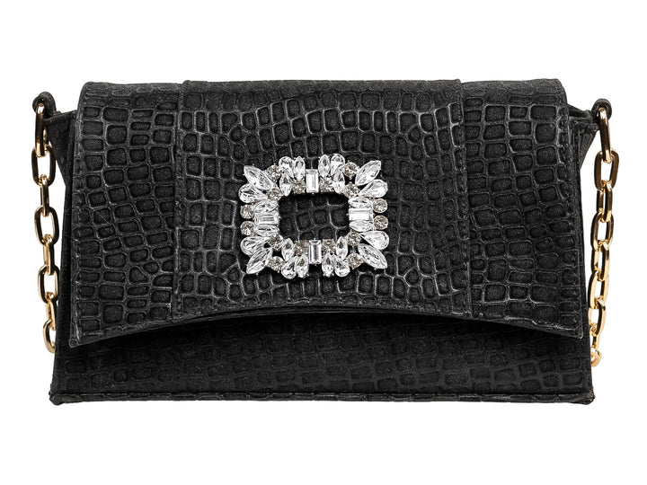Bolso de hombro Ferretina negro con textura de cocodrilo, cadena dorada y broche central de piedras brillantes.