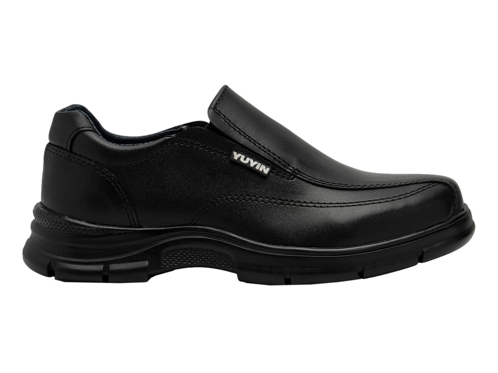 Zapato infantil color negro estilo slip-on de material sintético con suela cómoda.