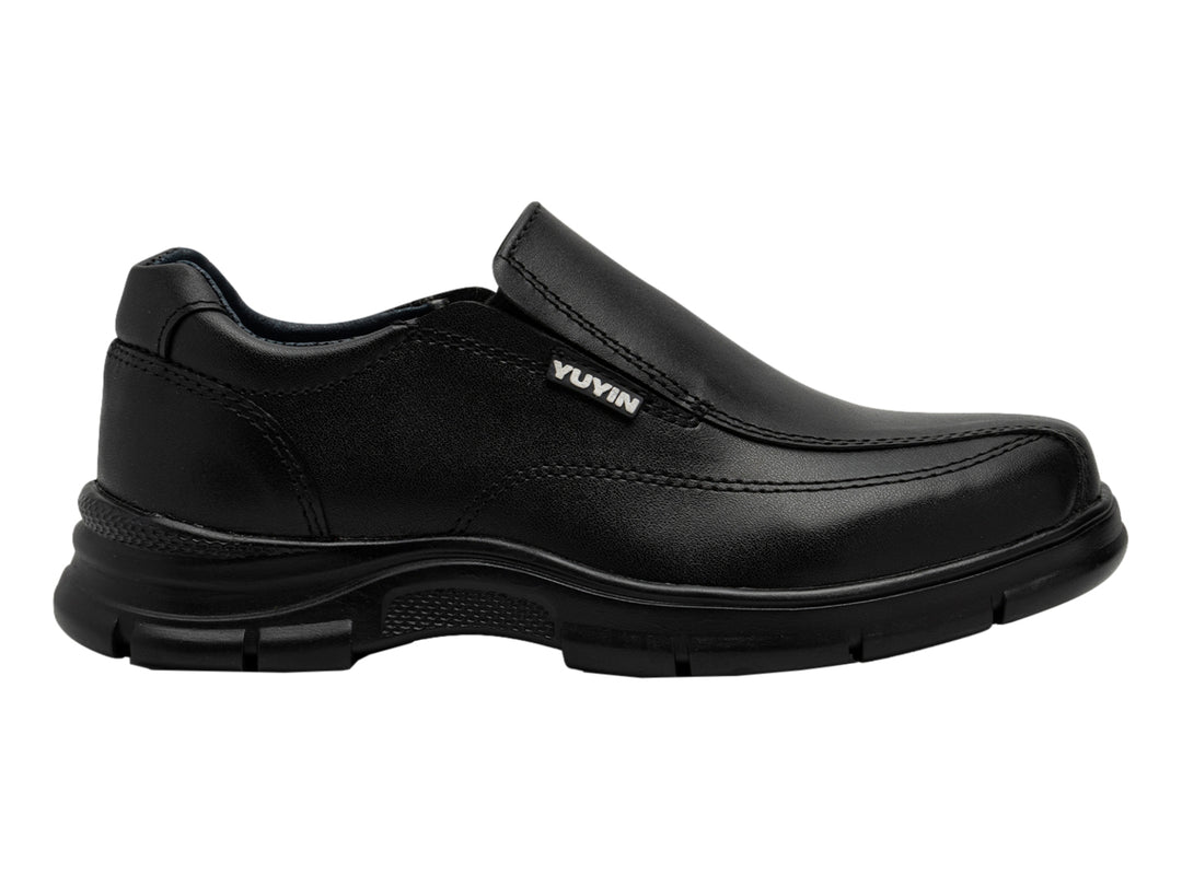 Zapato infantil color negro estilo slip-on de material sintético con suela cómoda.