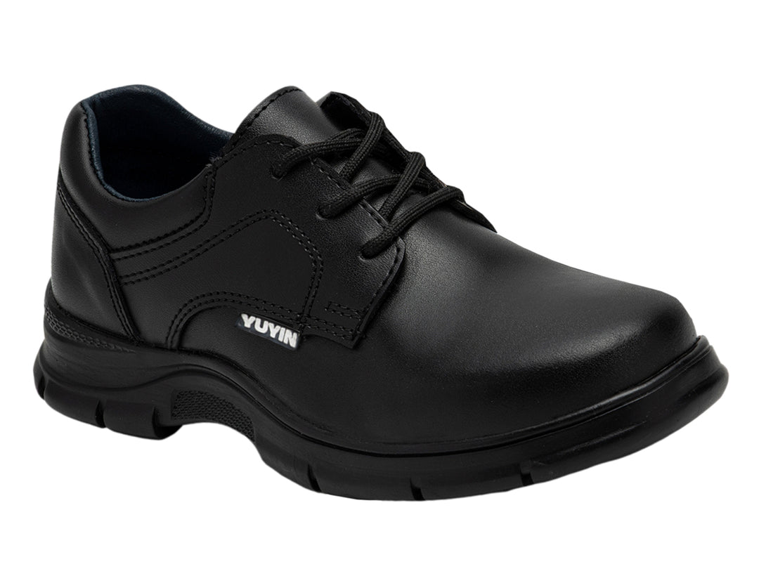 Zapato escolar negro de material sintético con cordones y suela robusta para niño.