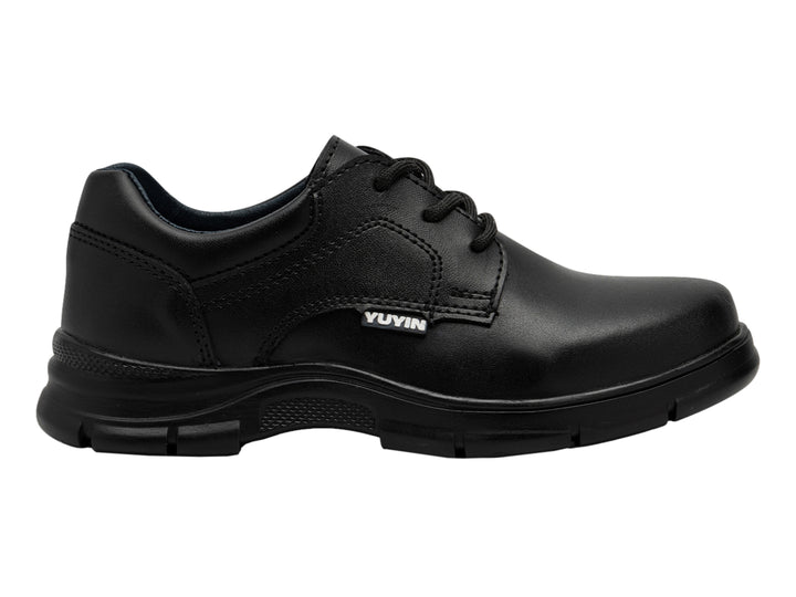 Zapato escolar negro de material sintético con cordones y suela robusta para niño.