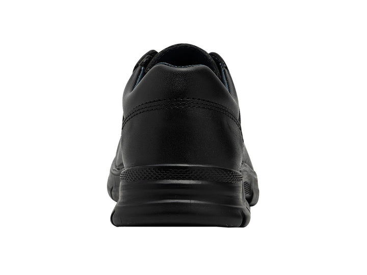Zapato escolar negro de material sintético con cordones y suela robusta para niño.