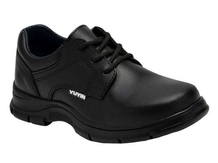 Zapato infantil negro de material sintético con cordones y suela negra.