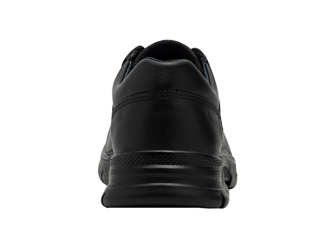 Zapato negro para niño de material sintético con agujetas y suela negra.