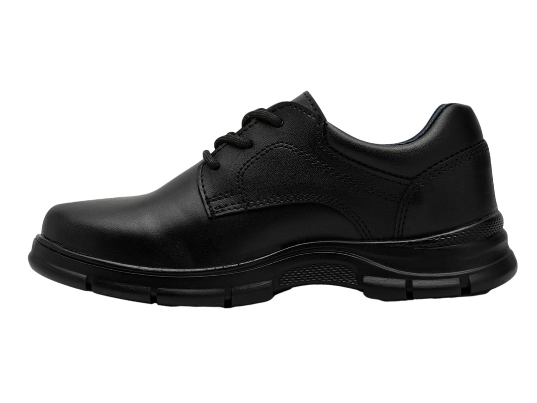 Zapato negro para niño de material sintético con agujetas y suela negra.