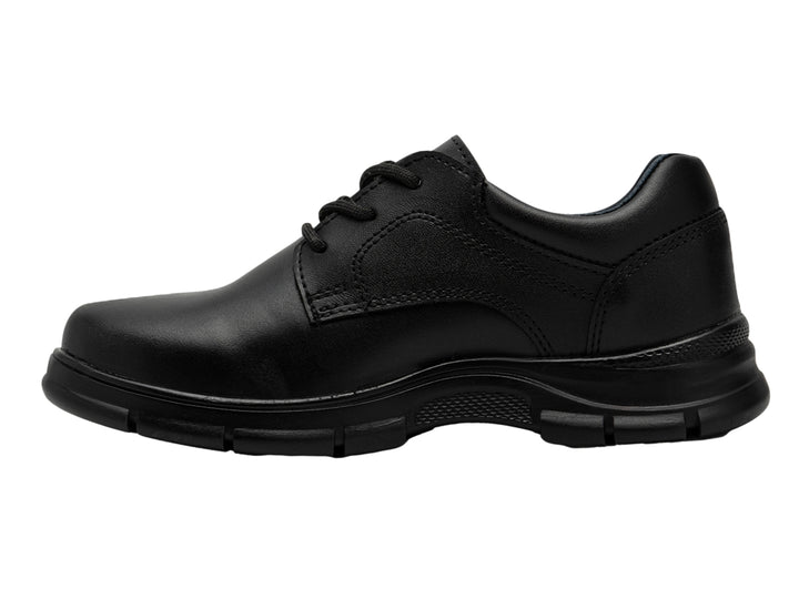 Zapato negro para niño de material sintético con agujetas y suela negra.