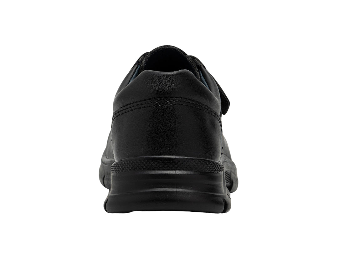 Zapato negro para niño con cierre de velcro y suela robusta.