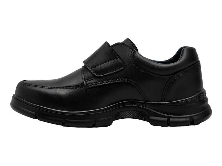 Zapato negro para niño con cierre de velcro y suela robusta.