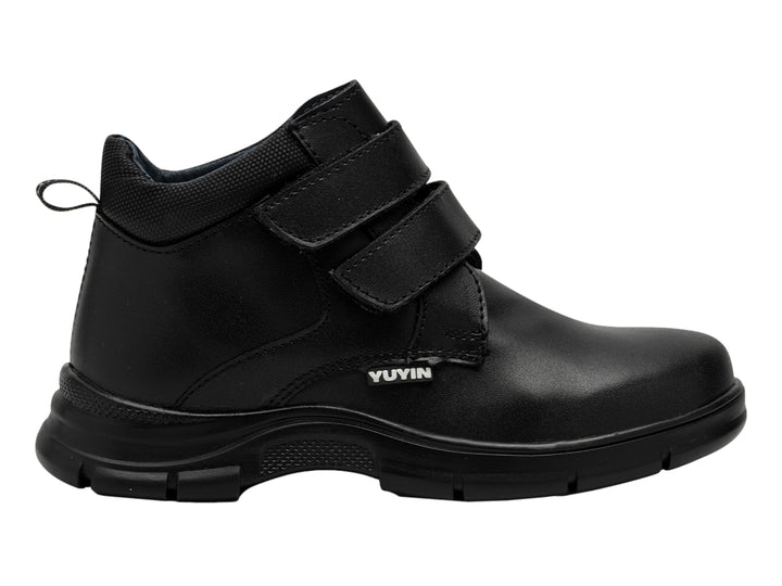 Botín infantil color negro de la marca Yuvin con cierre de doble correa de velcro y suela robusta.
