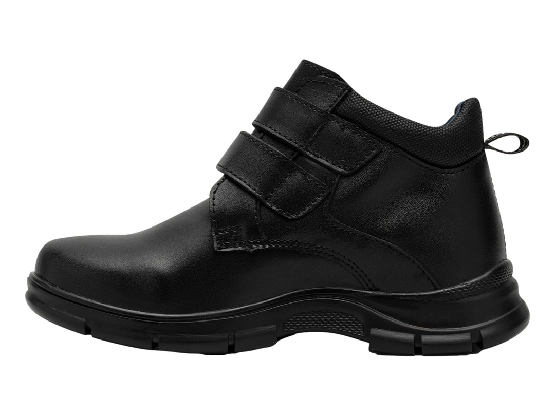 Botín infantil color negro de la marca Yuvin con cierre de doble correa de velcro y suela robusta.