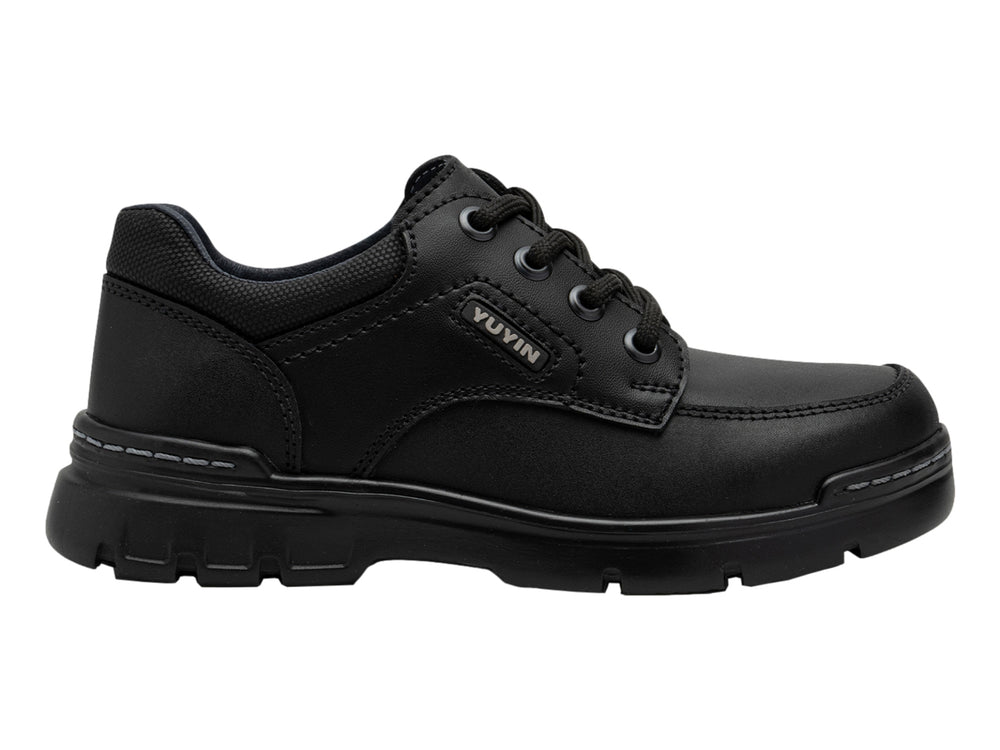 Zapato casual negro para niño con agujetas y suela robusta de color negro.