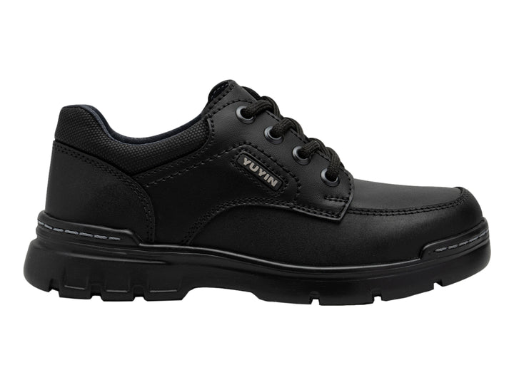 Zapato casual negro para niño con agujetas y suela robusta de color negro.