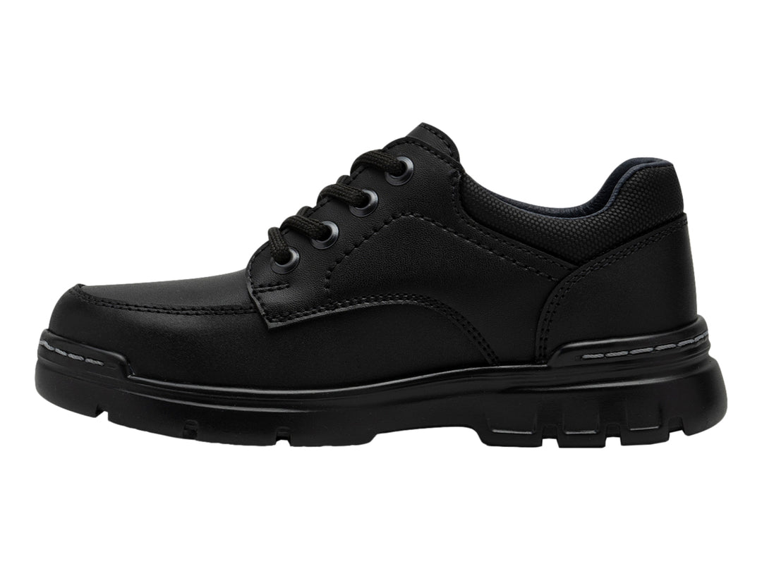Zapato casual negro para niño con agujetas y suela robusta de color negro.