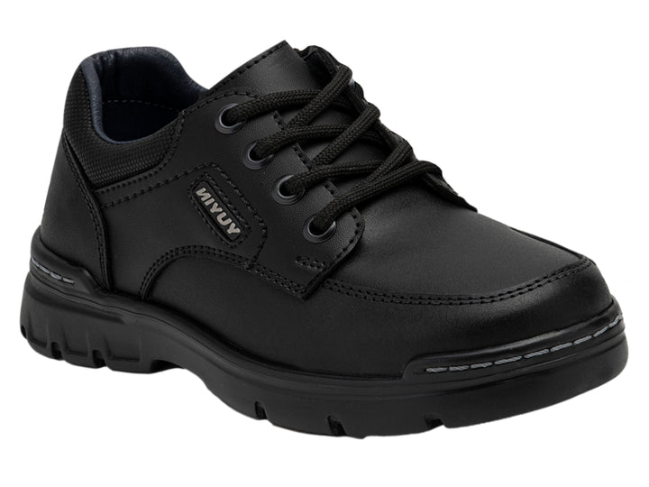Zapato casual negro para niño con agujetas y suela gruesa.
