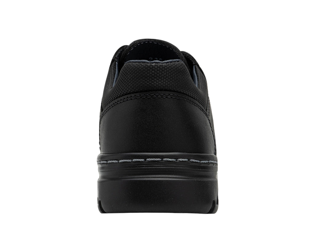 Zapato casual negro para niño con agujetas y suela gruesa.