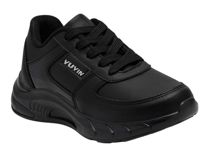 Zapato deportivo infantil de color negro con cordones y suela gruesa.
