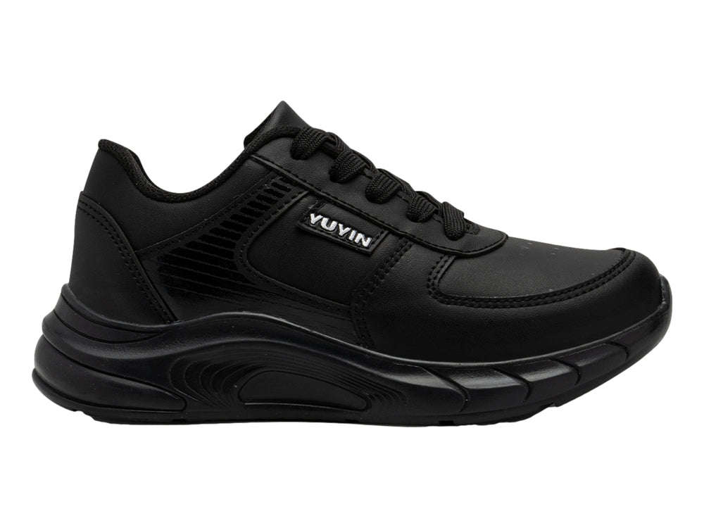 Zapato deportivo infantil de color negro con cordones y suela gruesa.