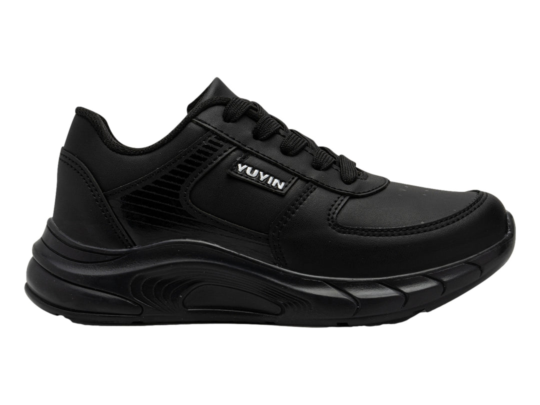 Zapato deportivo infantil de color negro con cordones y suela gruesa.