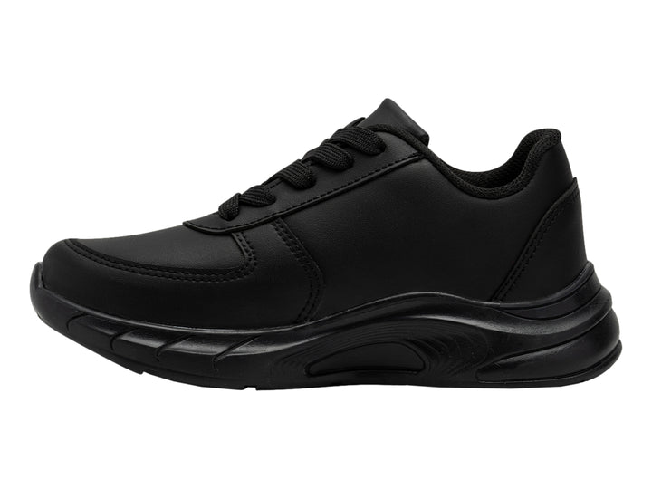 Zapato deportivo infantil de color negro con cordones y suela gruesa.