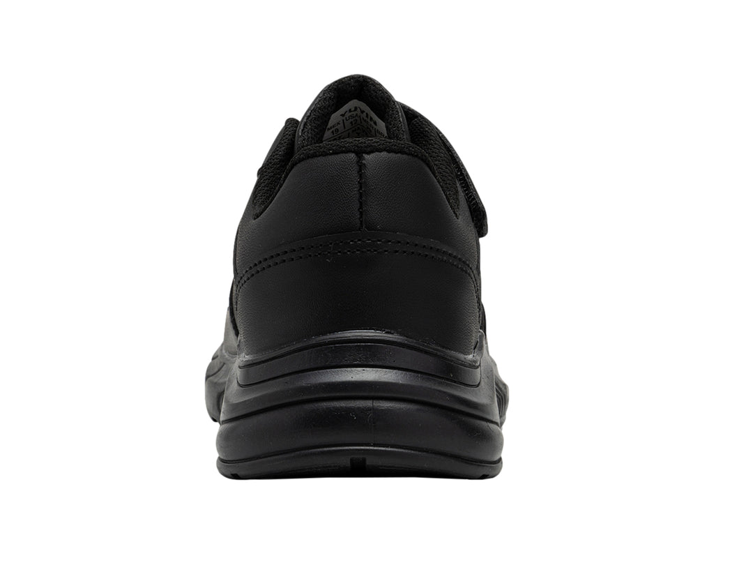 Zapato escolar deportivo color negro para niño con cierres de velcro y suela robusta.