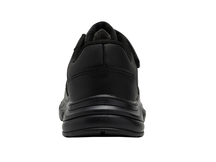 Zapato escolar deportivo color negro para niño con cierres de velcro y suela robusta.