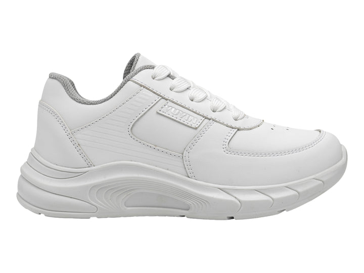 Zapato escolar deportivo color blanco con agujetas y suela blanca.