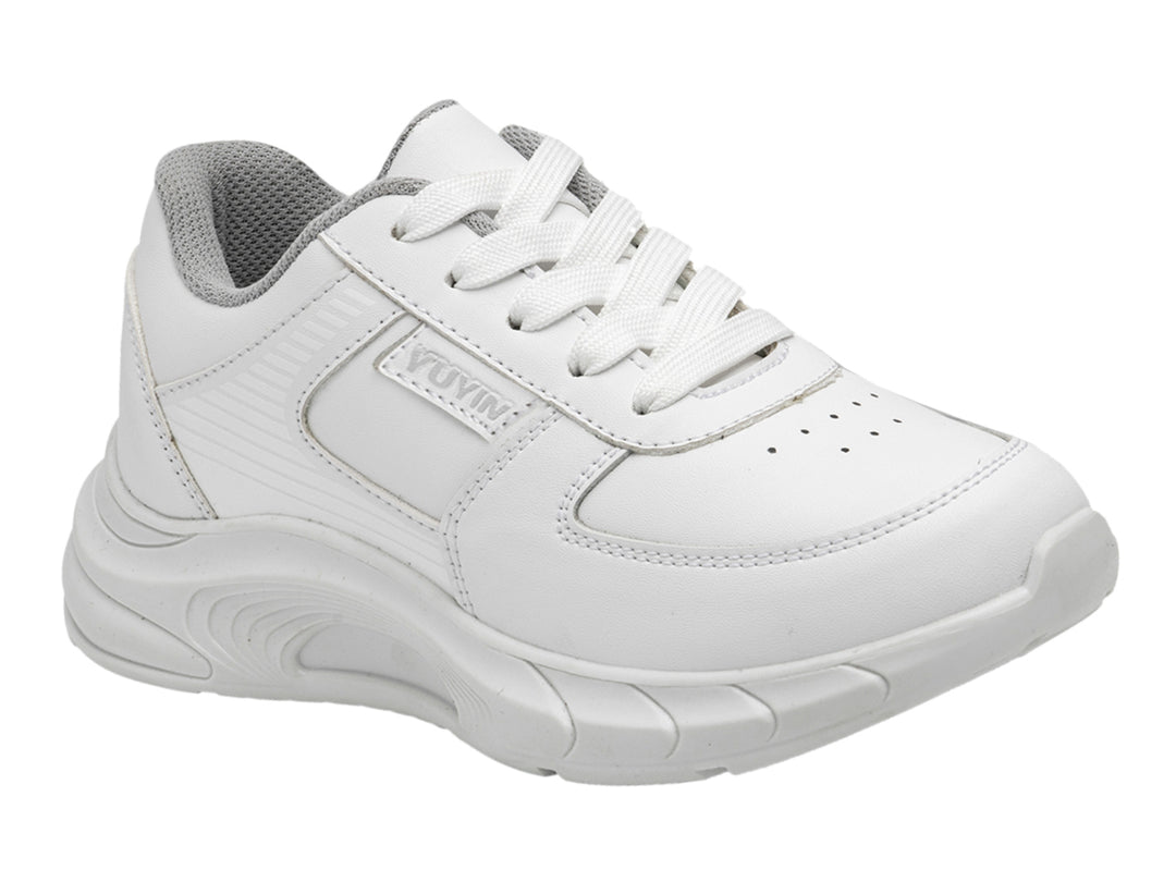Tenis escolares YUYIN de microfibra color blanco con detalles en gris y agujetas blancas.