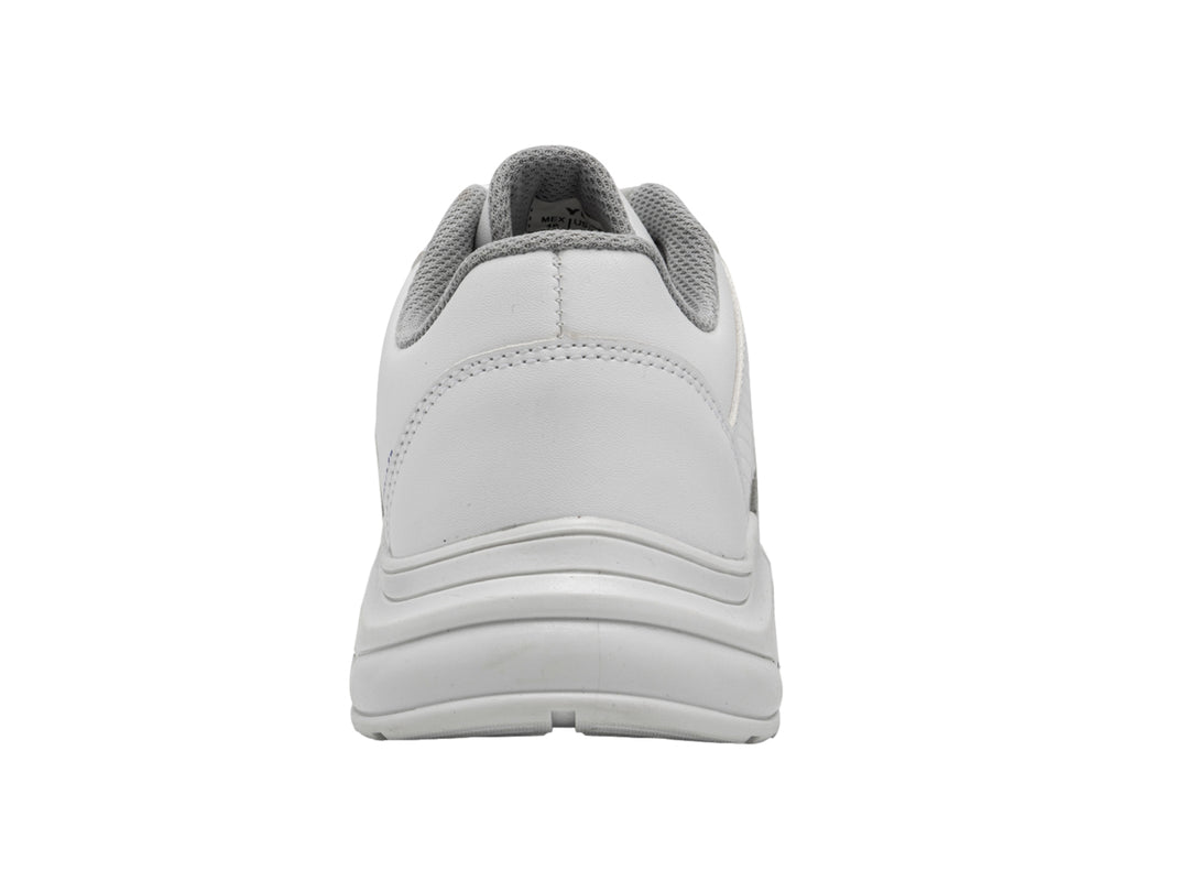 Tenis escolares YUYIN de microfibra color blanco con detalles en gris y agujetas blancas.