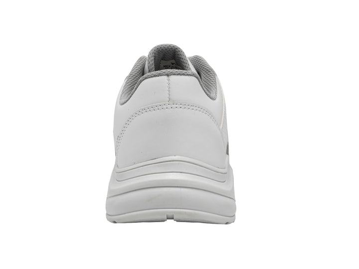 Zapato deportivo escolar blanco de microfibra para niños con cordones y suela blanca.