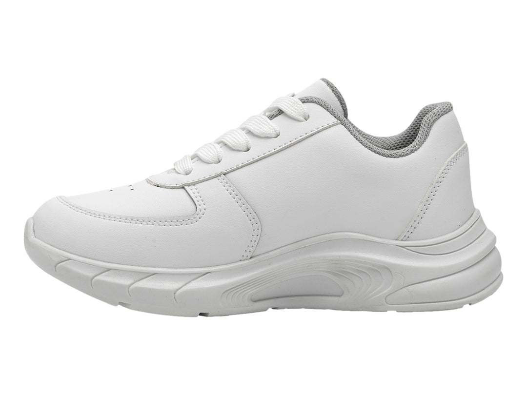Zapato deportivo escolar blanco de microfibra para niños con cordones y suela blanca.