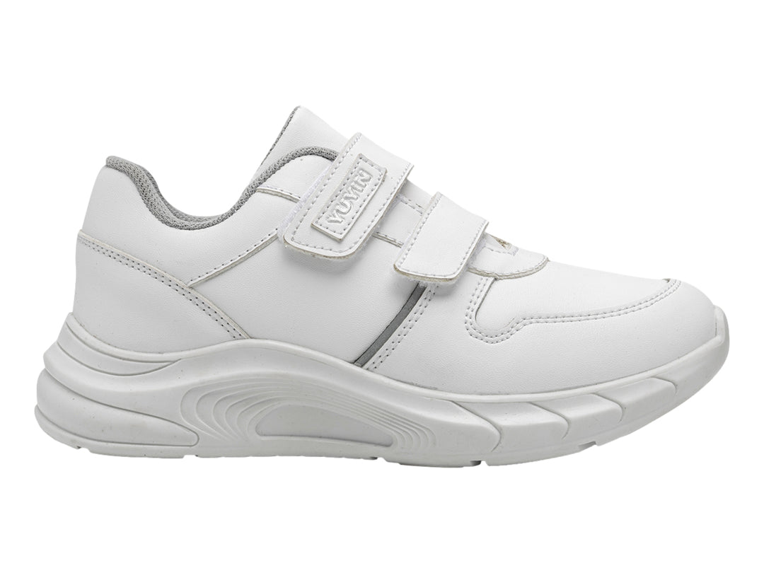 Zapato deportivo escolar blanco para niño con cierre de velcro y suela blanca.