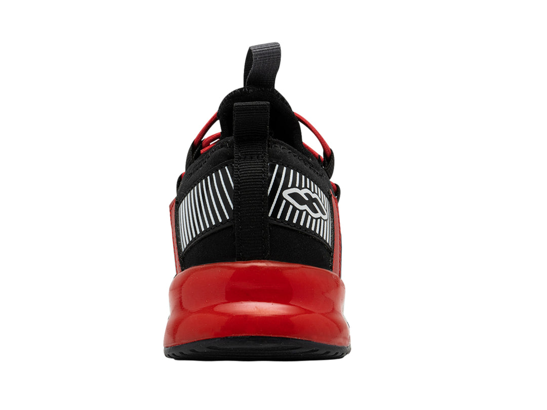 Tenis deportivos infantiles color negro con detalles en rojo y suela blanca.