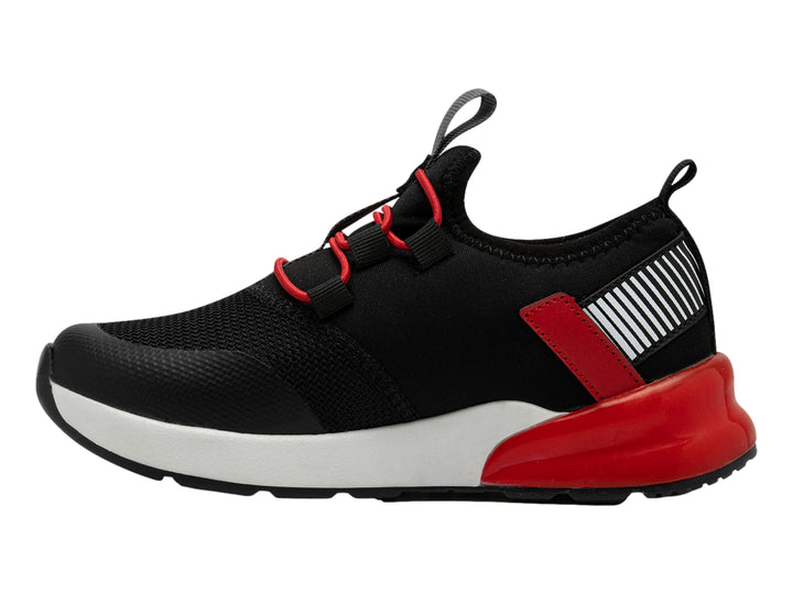Tenis deportivos infantiles color negro con detalles en rojo y suela blanca.