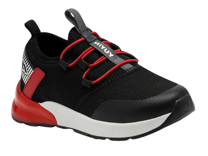 Tenis deportivos infantiles marca YUYIN en color negro con detalles en rojo y suela blanca.